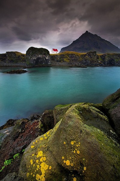 Дом на полуострове. Исландия.
