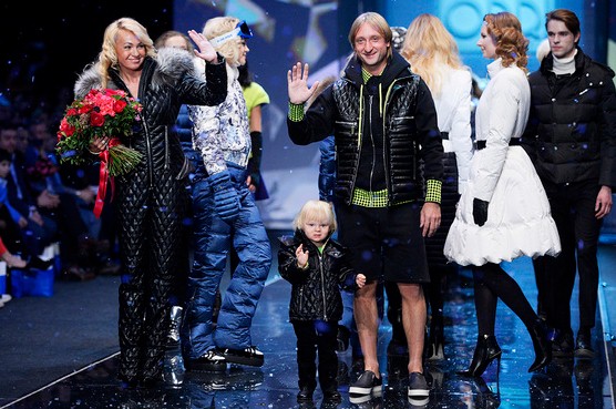 Яна Рудковская со своей семьей представила новую коллекцию верхней одежды бренда ODRI.