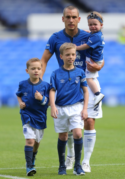 Полузащитник футбольного клуба Everton Леон Осман (33) с детьми