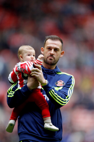 Нападающий футбольного клуба Sunderland и сборной Шотландии Стивен Флетчер (28) с сыном