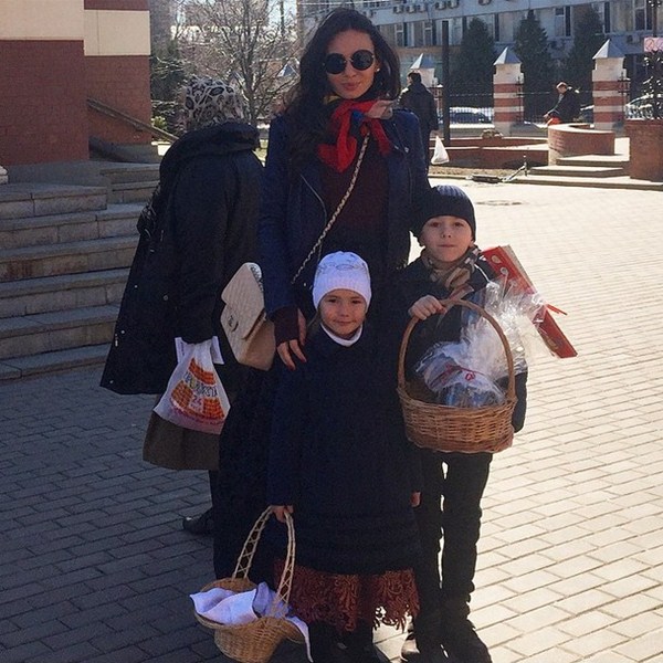 Инна Жиркова с детьми ходила в церковь освещать куличи и яйца.