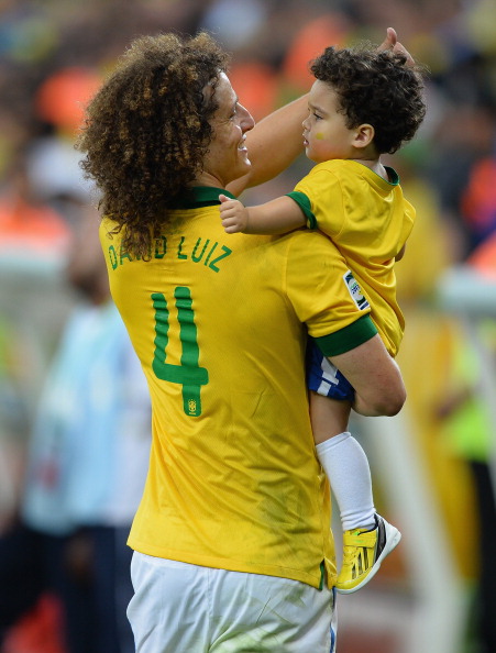 Защитник футбольного клуба Paris Saint-Germain Давид Луис (28) и сборной Бразилии с сыном