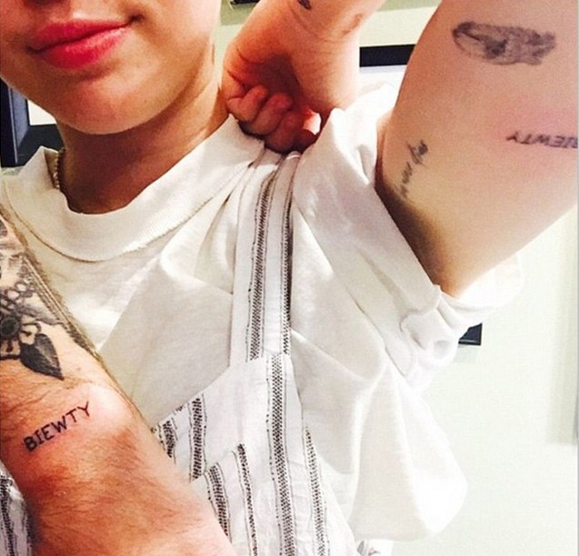Майли Сайрус сделала одинаковую татуировку вместе со своим помощником Чейни Томасом. Парочка решила увековечить свою дружбу надписью BIEWTY (красота). Может Майли таким поведением пытается отомстить Патрику Шварценеггеру?