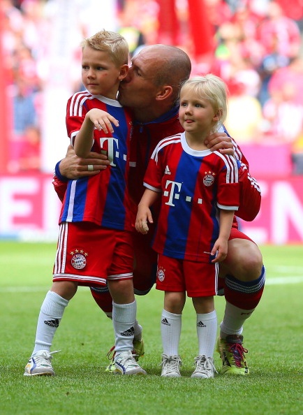 Полузащитник футбольного клуба  Bayern Munchen и сборной Нидерландов Арьен Роббен (31) , Линн (5) и Лука (7)