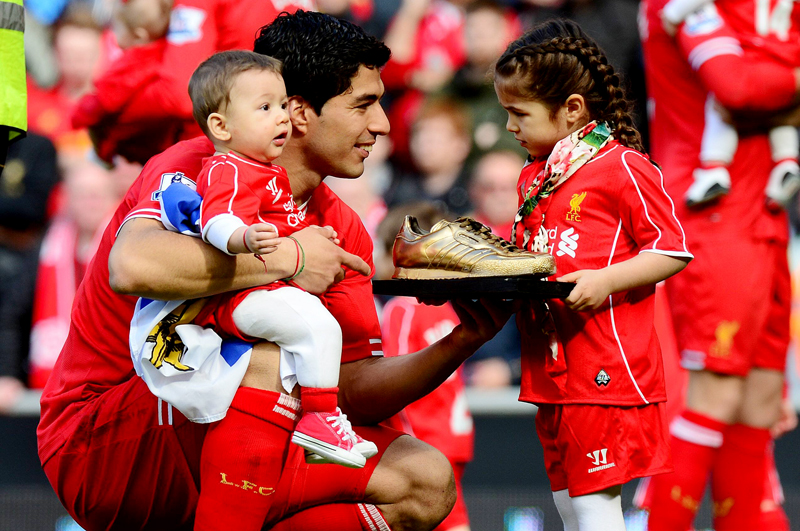 Нападающий футбольного клуба Barcelona и сборной Уругвая Луис Суарес (28) с детьми
