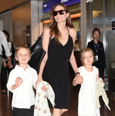 Самая лучшая мама: Анджелина Джоли на прогулке с дочкой Вивьен