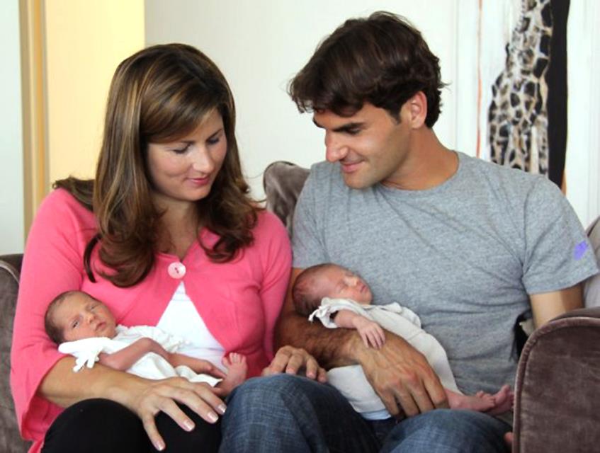 Теннисит Роджер Федерер (33) во второй раз стал отцом близнецов. Компанию девочек-близняшек (23 июля 2009 года) пополнили мальчики Лео (1) и Ленни (1), которые появились на свет 6 мая 2014 года
