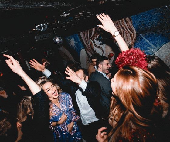 Диджеи, мажоры и актеры: кто где тусуется?