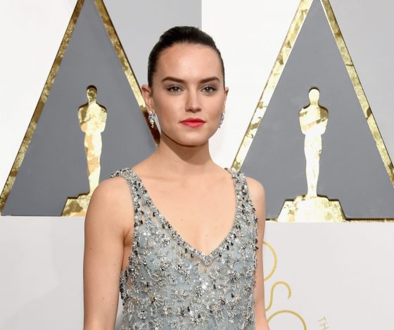 В Сети появился трейлер «Мы хороним мертвых» с Дейзи Ридли