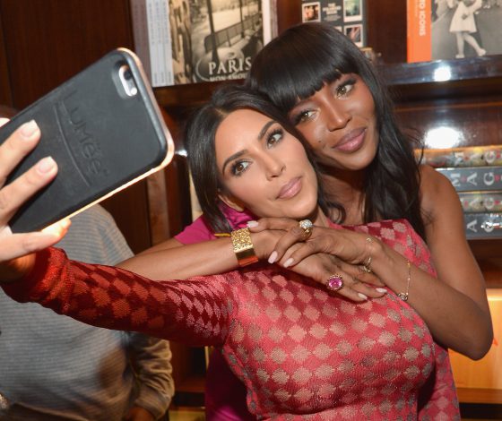 Как Ким Кардашьян делает идеальное селфи?