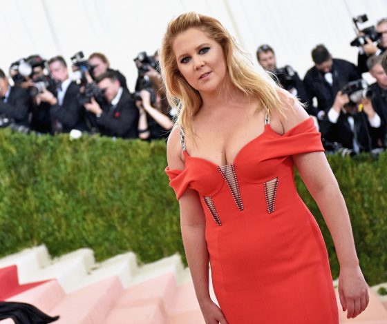 Эми Шумер оголила грудь! Зачем?