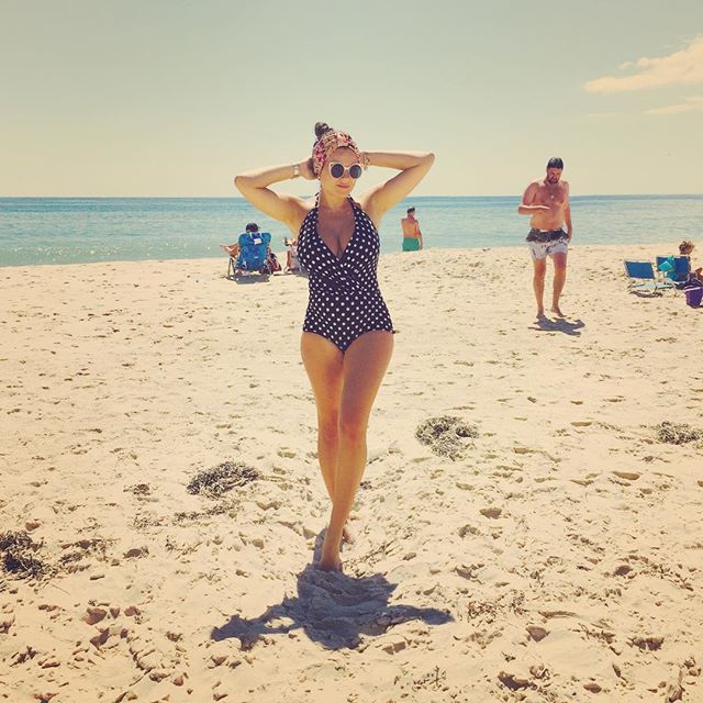 Виктория Крутая наслаждалась теплым солнцем на пляже в компании любимого мужа.