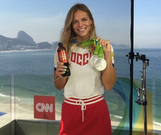 Звезда российского плавания Юлия Ефимова показала неоновое бикини во время катания в горах