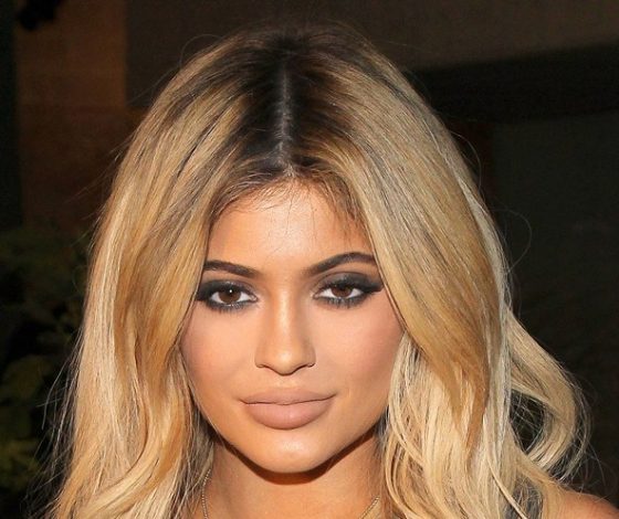 По какому поводу Кайли Дженнер разделась?