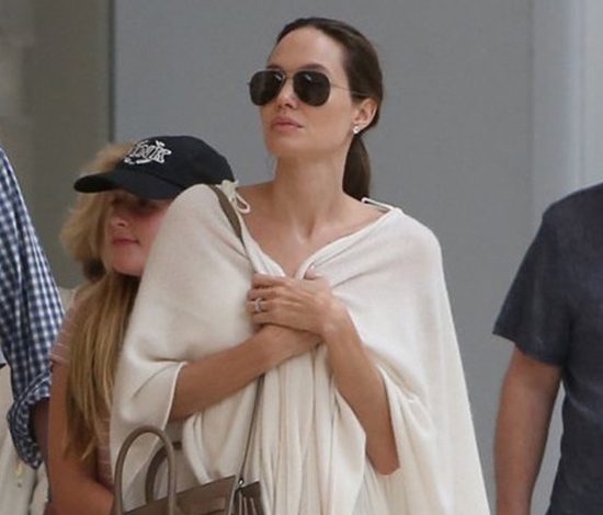 Анджелина Джоли скрывает истощение под балахонами