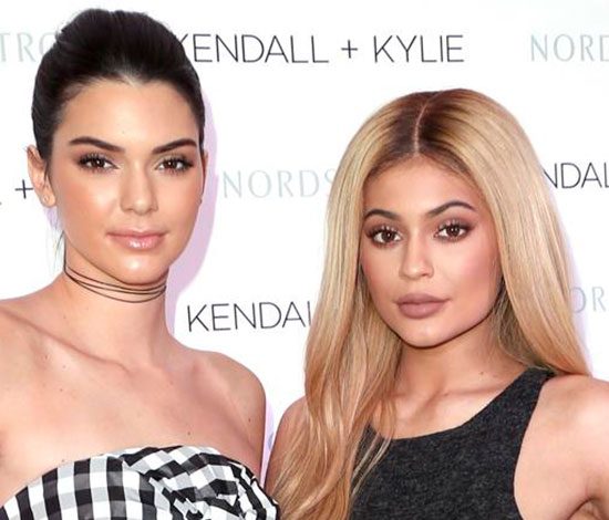 Вот это фигуры! Кайли и Кендалл Дженнер на пляже