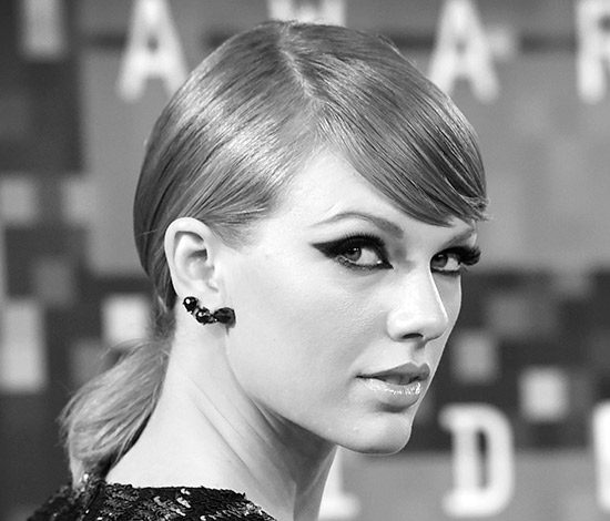 Тейлор Свифт поцеловала, но не Хиддлстона. Видео!