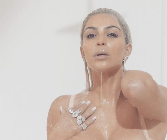 Зачем Ким Кардашьян принимает душ из молока?