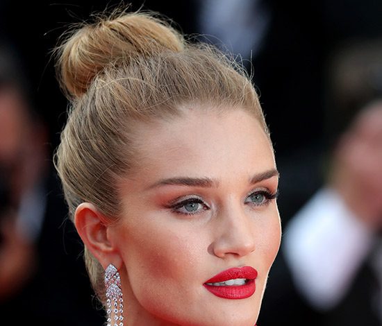 Как у звезды: 30 идей причесок для выпускного