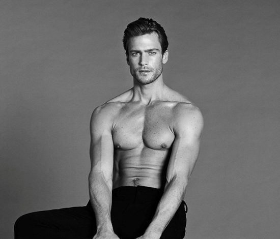 Сексуальный учитель в парфюмерных роликах Giorgio Armani