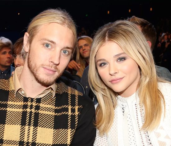 Хлои Морец ходит в зал вместе с братом. Только посмотри на него!