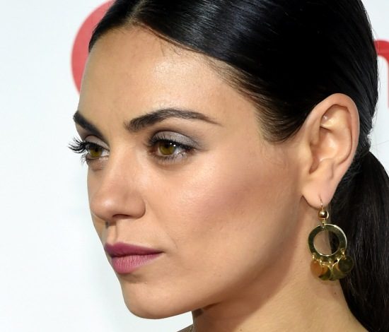 Неудачный макияж Милы Кунис. Смотри фото