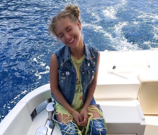 Ты ее не узнаешь: Кристина Асмус на отдыхе в Греции