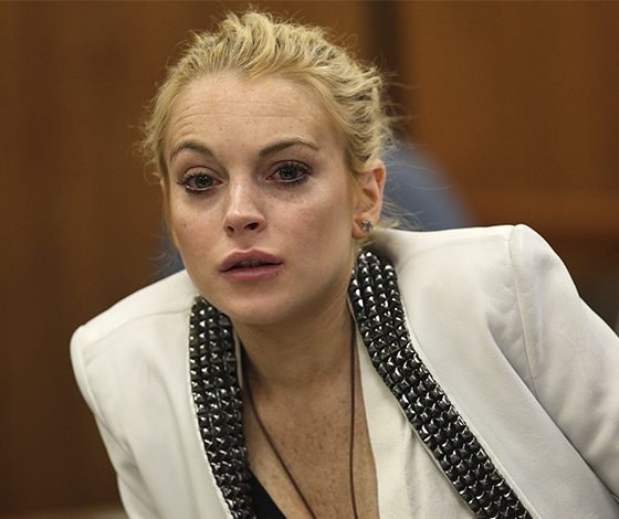 Беременная Линдси Лохан курит и пьет на яхте