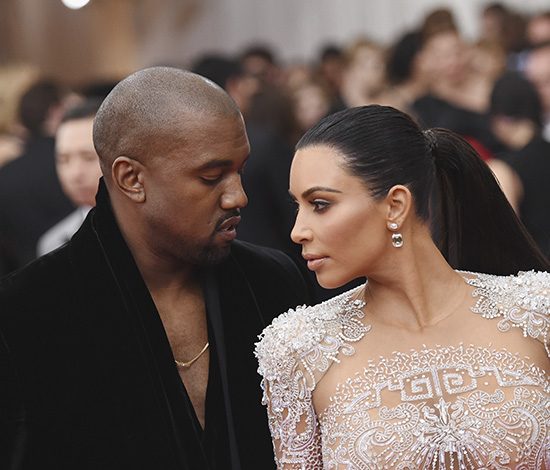 Семья Кардашьян-Уэст продолжает издеваться над Тейлор Свифт