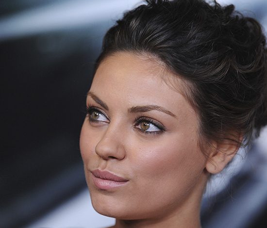 Мила Кунис показала животик