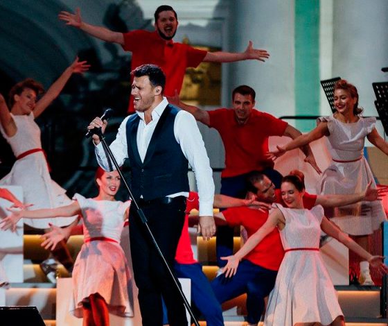 Эмин устроил шоу на Дворцовой площади