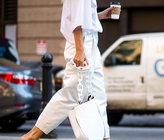 Как и с чем носить белые джинсы