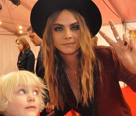 Мировые знаменитости на фотографиях маленькой девочки