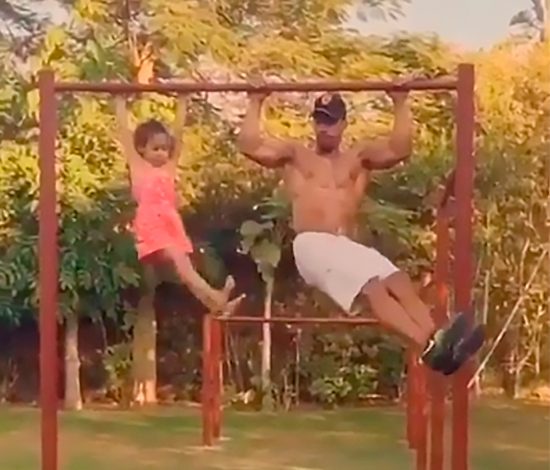 Отец подает дочери правильный пример