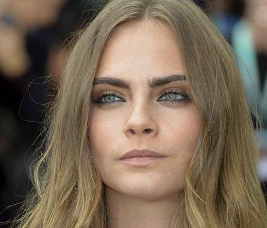 Кара Делевинь со своей девушкой не могут скрыть чувств на публике