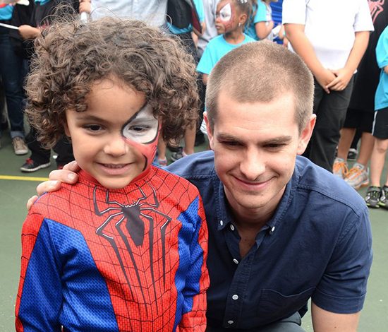 Знаменитости и их маленькие фанаты