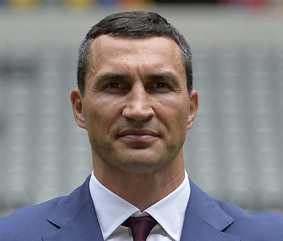 Владимир Кличко купает дочь в океане