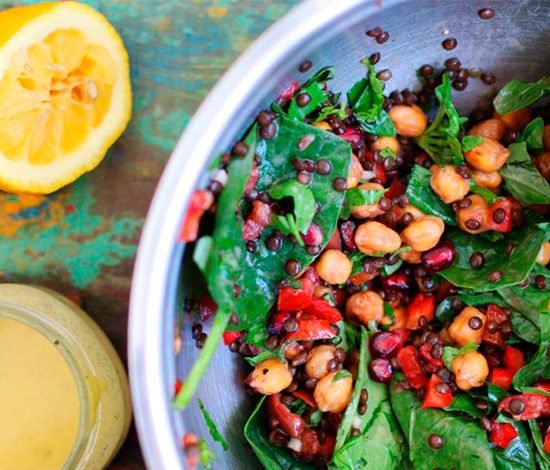 Рецепт: салат из нута с гранатово-помидорной сальсой