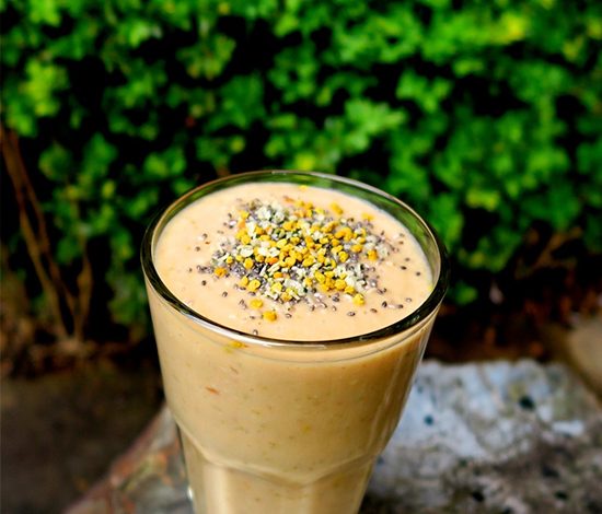 Рецепт: смузи из груши и пчелиной пыльцы