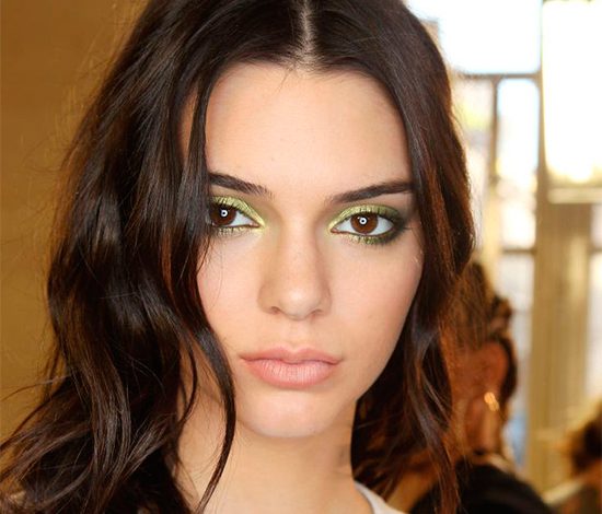 Бьюти-тренд: цветные smoky eyes на примере звезд