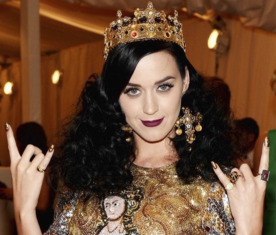 Топ-25 знаменитых девушек, которые носят кольцо на мизинце