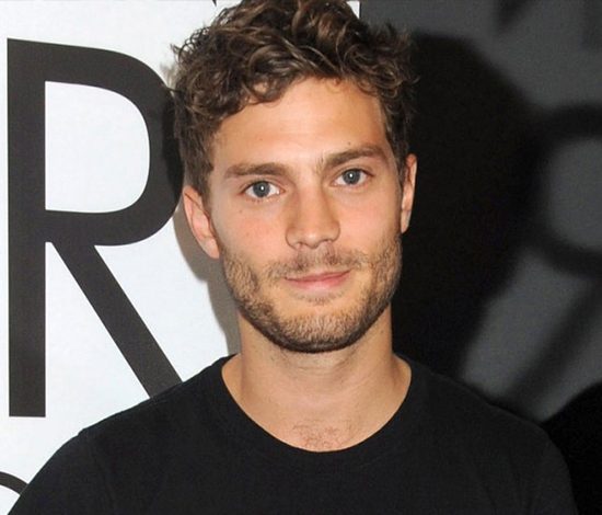 Джейми Дорнан оголил торс на прогулке по пляжу с женой и дочкой