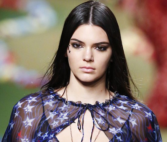 Кендалл Дженнер оголила грудь для журнала