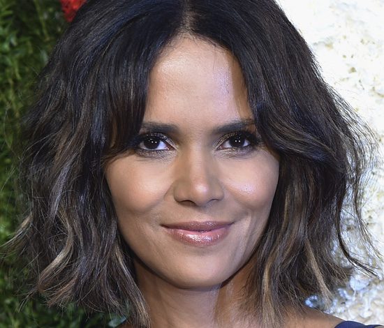 Почему Холли Берри тратит $120 тысяч в год на свою грудь