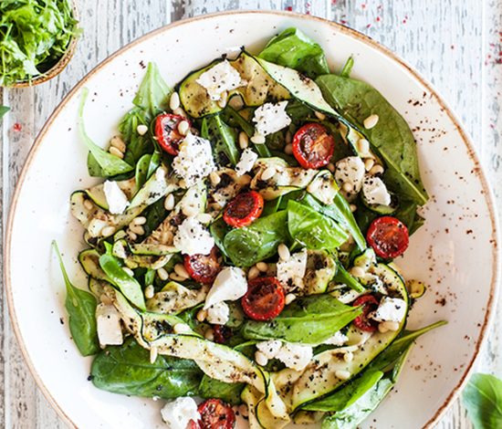 Рецепт: простой салат с цукини и фетой