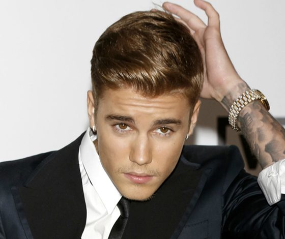 Бибера застукали с девушкой, как две капли воды похожей на Болдуин