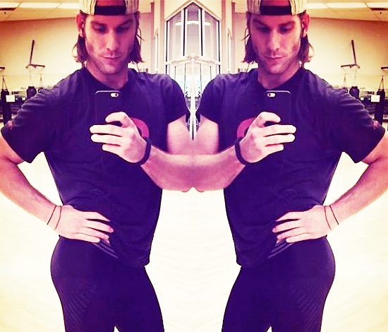 Парни копируют позы девушек в Instagram