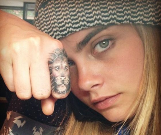 Татуировки звезд на пальцах