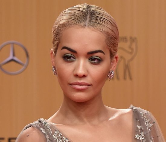 Рита Ора показала грудь для обложки