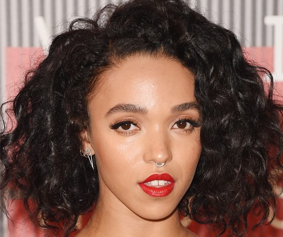 Невеста Роберта Паттинсона показала шикарную фигуру